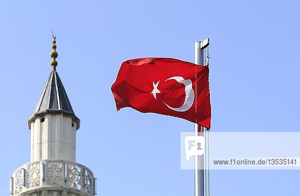 Türkische Nationalflagge vor dem Minarett der Haci Bayram Moschee  Talhaus  Hockenheim  Baden-Württemberg  Deutschland  Europa