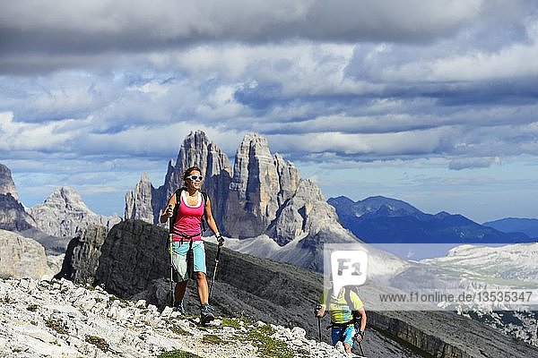 Wanderer beim Aufstieg von der Plätzwiese zum Gipfel des Dürrensteins  im Hintergrund die Gipfel der Drei Zinnen von Lavaredo  Sextener Dolomiten  Hochpustertal  Südtirol  Italien  Europa