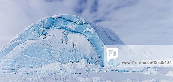 Eisberg vom gefrorenen Fjord aus gesehen  Baffininsel  Davis Straight Küste  Nunavut  Kanada  Nordamerika