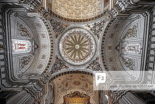Kirche  Innenraum  Gewölbedecke mit Gold und Ornamenten verziert  Parroquia de Santos Justo y Pastor  Granada  Andalusien  Spanien  Europa