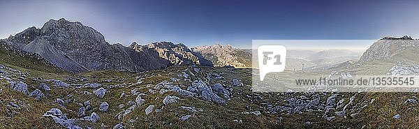 360° Panoramablick  Wanderer auf dem Weg von der Meilerhütte zum Schachenhaus  Garmisch-Partenkirchen  Wettersteingebirge  Bayern  Deutschland  Europa