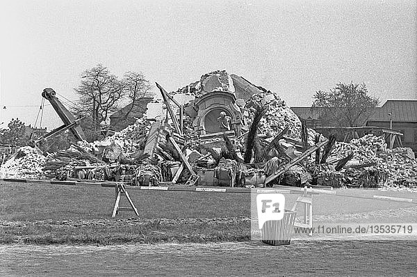 Reste des gesprengten Turmes der Johanniskirche 1963 Johannisplatz Leipzig Sachsen DDR Deutschland Europa