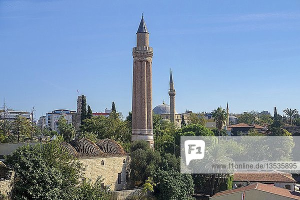 Blick auf das Yivli Minarett dahinter Saat Kulesi Uhrenturm und die Tekeli Mehmet Pasa Moschee Kaleici Altstadt von Antalya türkische Riviera Türkei Asien