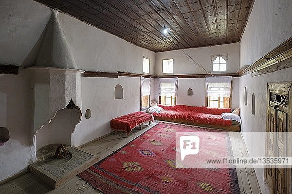 Wohnzimmer im Haus Skënduli  Festungshaus  Gjirokastra  Gjirokastër  Albanien  Europa