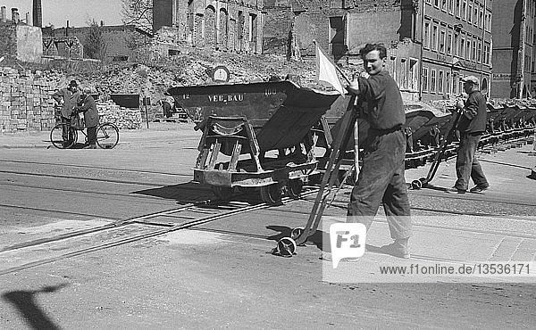 Beseitigung der Trümmer und Bergung von Baumaterialien Wagen auf den Straßenbahnschienen 1954 Leipzig Sachsen DDR Deutschland Europa