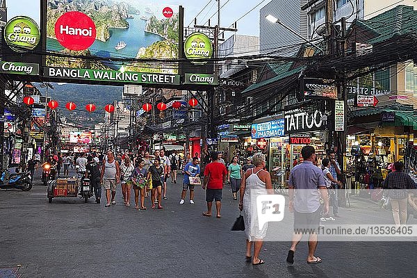 Touristen zwischen Bars  Geschäften und Restaurants in der Bangla Road  Party- und Rotlichtviertel  Patong Beach  Phuket  Thailand  Asien