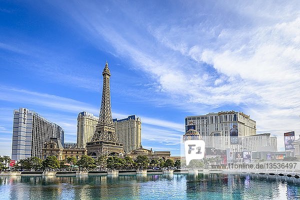 Rekonstruierter Eiffelturm  Hotel Paris und der See vor dem Hotel Bellagio  Las Vegas Strip  Las Vegas  Nevada  USA  Nordamerika