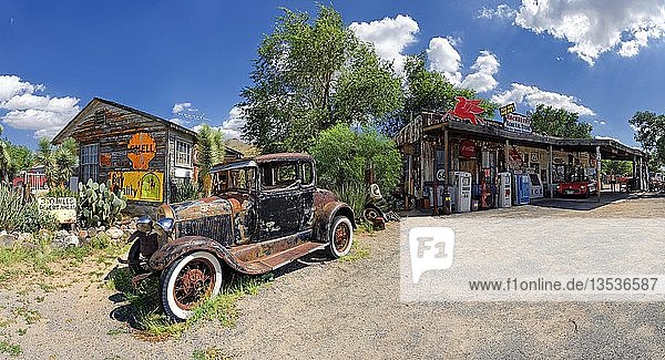 Historischer Bahnhof mit einem alten rostigen Ford Model A  Route 66  Hackberry General Store  Hackberry  Arizona  USA  Nordamerika
