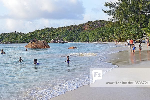 Menschen genießen den Strand am Abend  Anse Lazio  Insel Praslin  Seychellen  Afrika