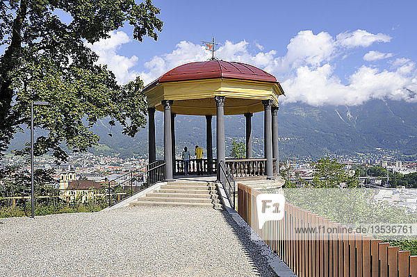 Aussichtspunkt neben dem Tiroler Kaiserjägermuseum Bergisel  oberhalb der Stadt Innsbruck  Tirol  Österreich  Europa