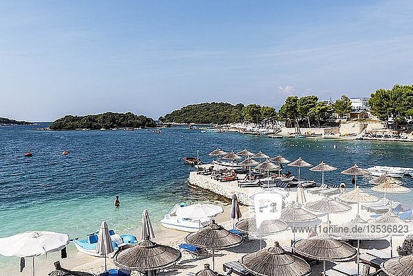 Touristen am Strand  Bucht  Resort  Ksamil  Saranda  Ionisches Meer  Albanien  Europa