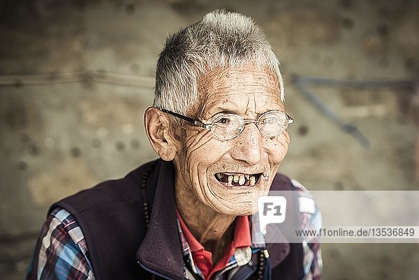 Mann mit wenig Zähnen Exil Tibeter Pokhara Kathmandu Tal Nepal Asien