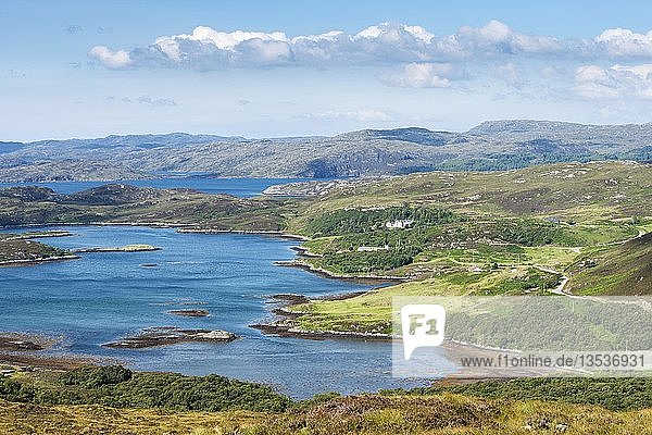 Blick hinunter zum Loch Ardbhair in den nördlichen Highlands  Grafschaft Sutherland  Schottland  Vereinigtes Königreich  Europa