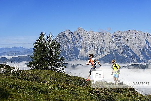 Wanderer  Trailrunning auf der Eggenalm  hinter dem Wilden Kaiser  Reit im Winkl  Oberbayern  Bayern  Deutschland  Europa