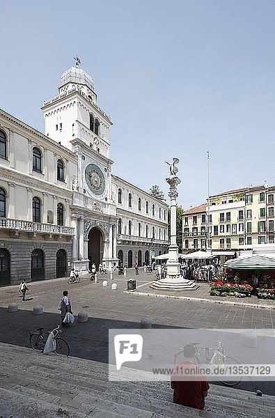 Palazzo del Capitanio und der Uhrenturm mit der astronomischen Uhr  die Markus-Säule und die Löwenstatue  Piazza dei Signori  Padua  Padova  Veneto  Italien  Europa