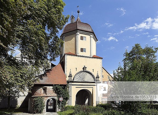 Westertor  eines von mehreren erhaltenen Stadttoren der mittelalterlichen Stadtbefestigung  Memmingen  Schwaben  Bayern  Deutschland  Europa