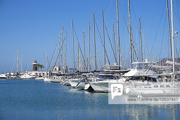 Segelboote im Sportboothafen Marina Rubicon Playa Blanca Lanzarote Kanarische Inseln Spanien Europa