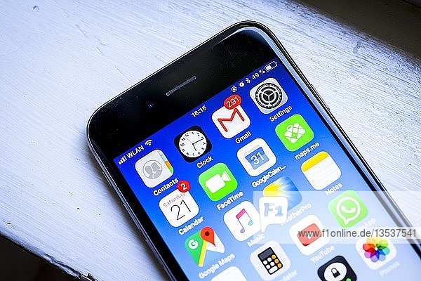 IPhone 6s  Smartphone  Homescreen  viele App-Symbole auf dem Display  Apps  iOS  Detail  Nahaufnahme  Deutschland  Europa