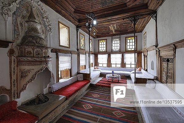 Herrenzimmer im Skënduli-Haus  Festungshaus  Gjirokastra  Gjirokastër  Albanien  Europa