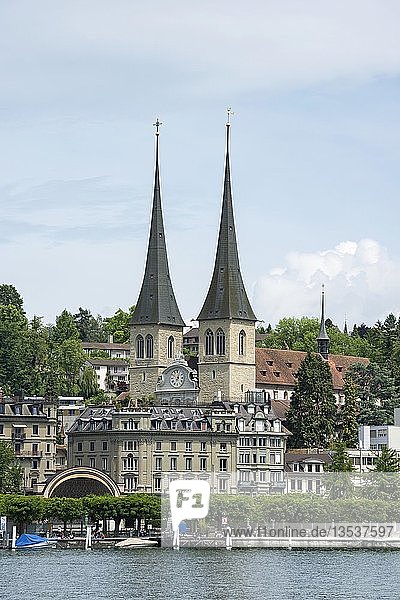 Blick auf die Hofkirche St. Leodegar mit den Kirchtürmen und die Altstadt von Luzern über den Vierwaldstättersee gesehen  Kanton Luzern  Schweiz  Europa