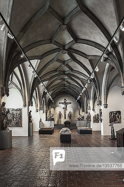 Saal mit mittelalterlicher religiöser Kunst  Nationalmuseum  München  Oberbayern  Bayern  Deutschland  Europa