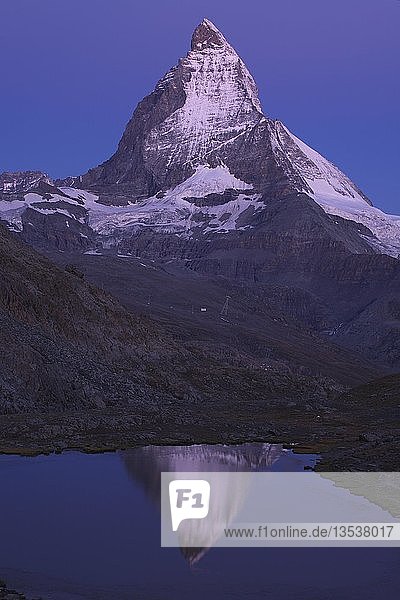 Spiegelung des Matterhorns im Riffelsee  Wallis  Schweiz  Europa