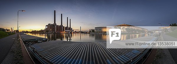 Panorama  Heizkraftwerk des Volkswagen Konzerns und der Autostadt am Mittellandkanal  blaue Stunde  Wolfsburg  Niedersachsen  Deutschland  Europa