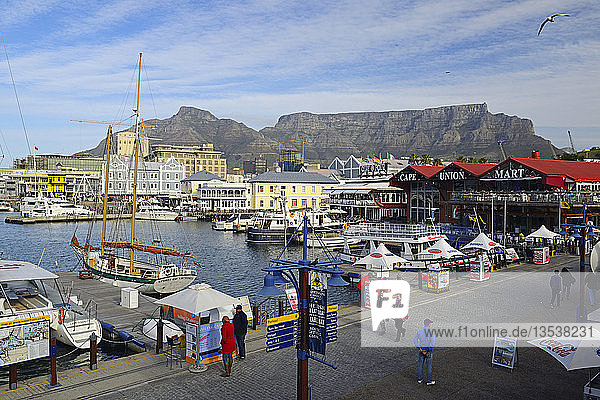 Victoria and Alfred Waterfront  Table Mountain behind  Cape Town  Western Cape  South Africa  Africa