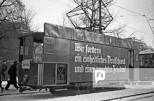 Propaganda und politische Slogans in einer Straßenbahn  1948  Leipzig  Sachsen  DDR  Deutschland  Europa