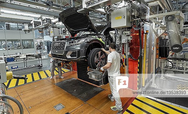 Anbau der Räder auf der Montagelinie für Audi Q2 im Werk der Audi AG in Ingolstadt  Bayern  Deutschland  Europa