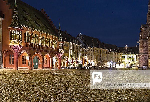 Beleuchtete historische Markthalle und Domplatz bei Nacht  Freiburg im Breisgau  Schwarzwald  Baden-Württemberg  Deutschland