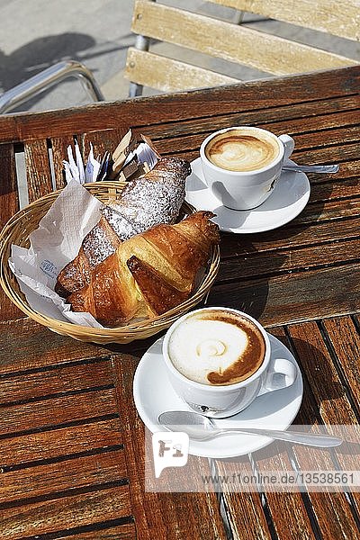 Frühstück im Da Alfredo  Lingua  Insel Salina  Lipari oder Äolische Inseln  Sizilien  Italien  Europa
