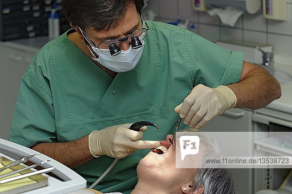 Zahnarzt bei einer zahnärztlichen Untersuchung
