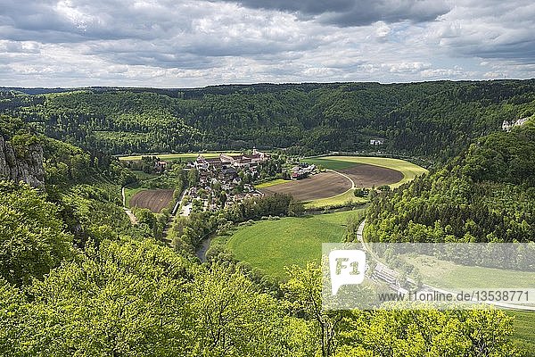 Blick auf das obere Donautal und die Stadt Beuron vom Altstadtfelsen aus gesehen  Baden-Württemberg  Deutschland  Europa