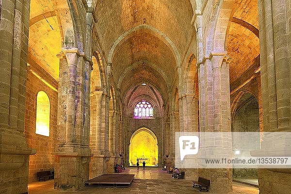 Abteikirche der Abbaye Sainte-Marie de Fontfroide oder Abtei Fontfroide in der Nähe von Narbonne  Departement Aude  Okzitanien  Frankreich  Europa