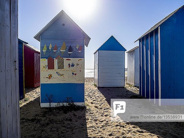 Bunte Strandkabinen in Saint-Denis-d'Oléron Insel Oleron Charente-Maritime Nouvelle-Aquitaine Frankreich Europa