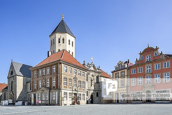 Gaukirche St. Ulrich und historische Bürgerhäuser am Markt Paderborn Ostwestfalen Nordrhein-Westfalen Deutschland Europa
