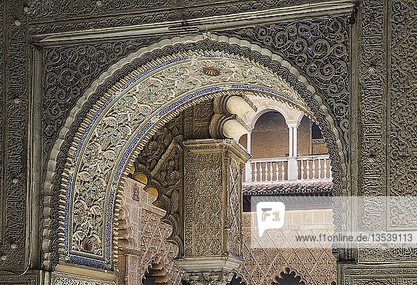Künstlerische maurische Architekturdetails im Alcazar von Sevilla Sevilla-Provinz Andalusien Spanien Europa