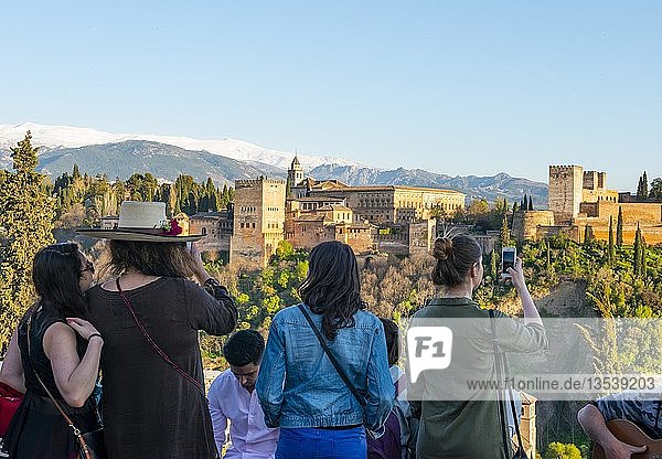 Touristen am Aussichtspunkt  Alhambra auf dem Sabikah-Hügel  maurische Zitadelle  Nasridenpaläste  Palast von Karl dem Fünften  hinter Sierra Nevada mit Schnee  Granada  Andalusien  Spanien  Europa