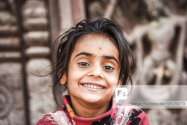 Lachendes kleines Mädchen Mädchen Nepal Asien