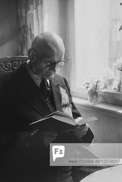 Old man reading a book  Johann Friedrich Karl Mai  1950  Leipzig  Saxony  GDR  Germany  Europe