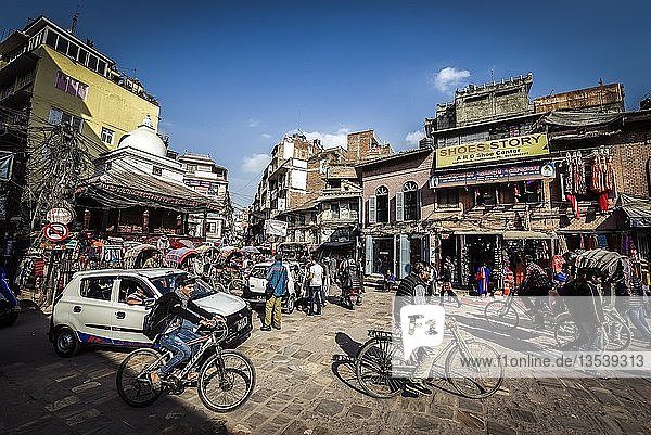 Straßenszene in der Altstadt von Kathmandu  Nepal  Asien