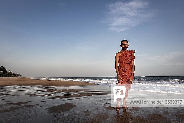 Buddhistischer Mönch am Strand von Kahandamodara  Sri Lanka  Asien
