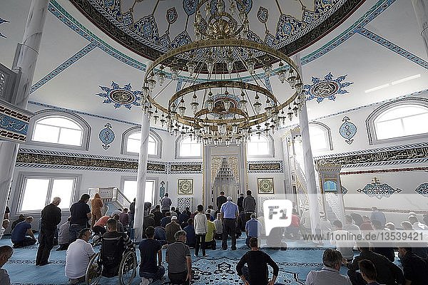 Freitagsgebet in der DITIB-Moschee Ransbach-Baumbach Ransbach-Baumbach Rheinland-Pfalz Deutschland Europa