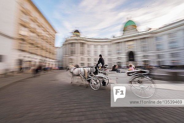 Pferdekutsche vor der Hofburg  Wien  Österreich  Europa