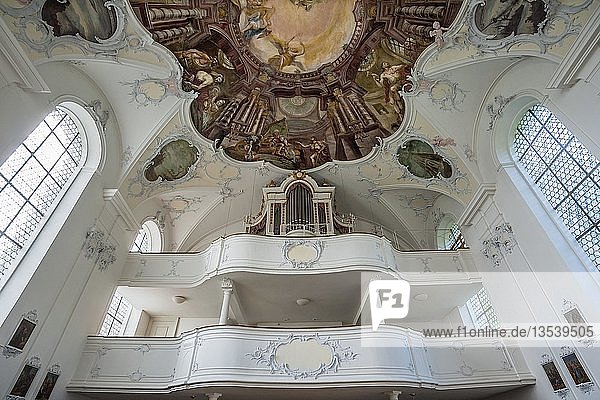 Orgelempore und Deckenfresken Pfarrkirche St. Johannes Baptist Kloster Wessobrunn Oberbayern Bayern Deutschland Europa