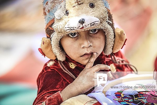 Kind mit Mütze Kathmandu Nepal Asien
