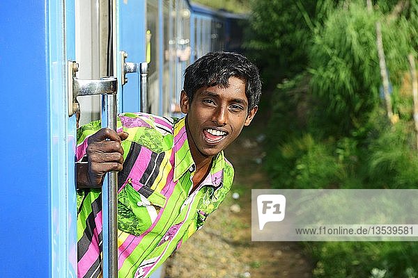 Junger Mann erhängt sich aus fahrendem Zug  Sri Lanka  Asien