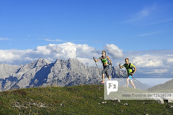 Wanderer  Trailrunning auf der Eggenalm  hinter Loferer Steinberge  Reit im Winkl  Oberbayern  Bayern  Deutschland  Europa