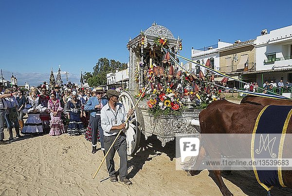 Leute in traditioneller Kleidung mit verzierten Ochsenkarren Pfingsten Wallfahrt von EL Rocio Huelva-Provinz Andalusien Spanien Europa